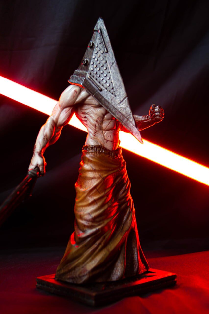 Pyramid Head Silent Hill Figure Resin 2 Pyramid Head Silent Hill chi tiết bó cơ và vết thương trên thân