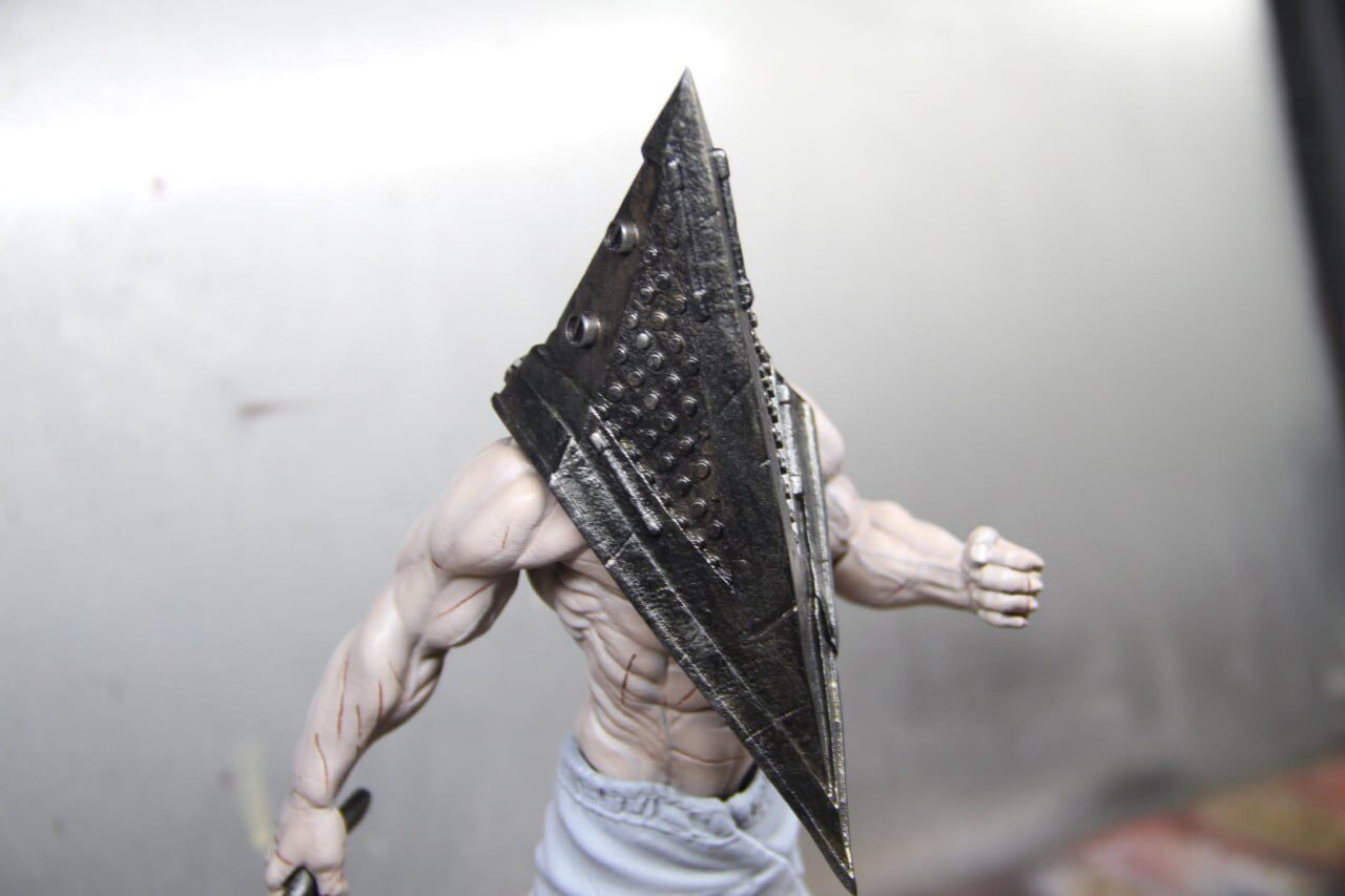 Pyramid Head Silent Hill Figure Resin 6 Pyramid Head Silent Hill thân hình cơ bắp máu khô