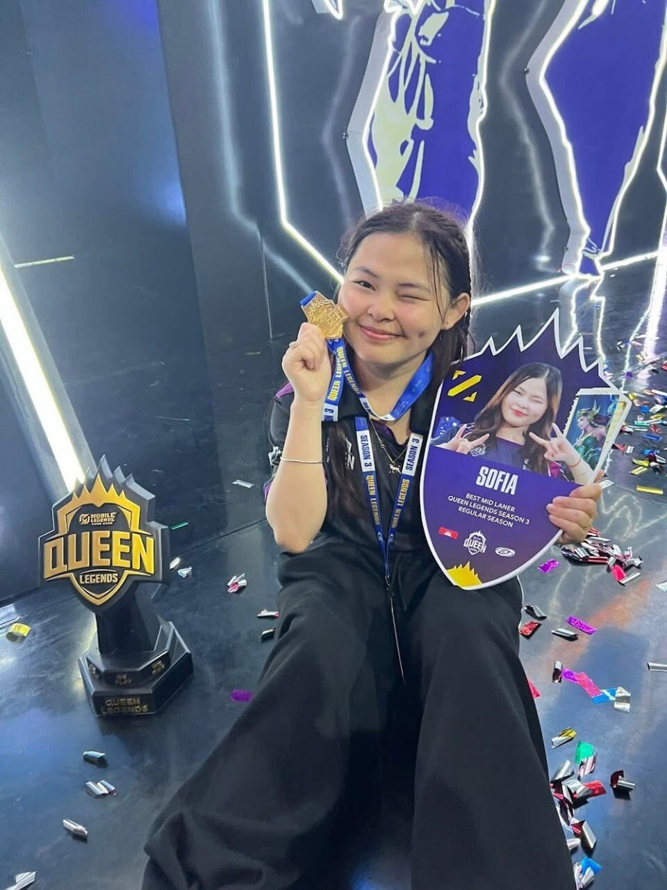 Queen Legends Tổng Thể Giải Thưởng Queen Legends tổng thể cúp và huy chương
